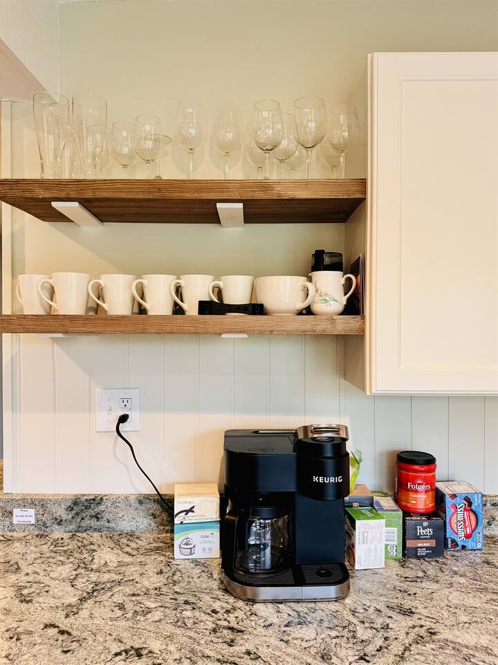 Coffee bar with drip and K-cup coffee