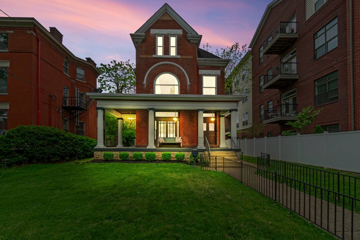 Victorian On Broadway-Fantastic Blend of Old & New