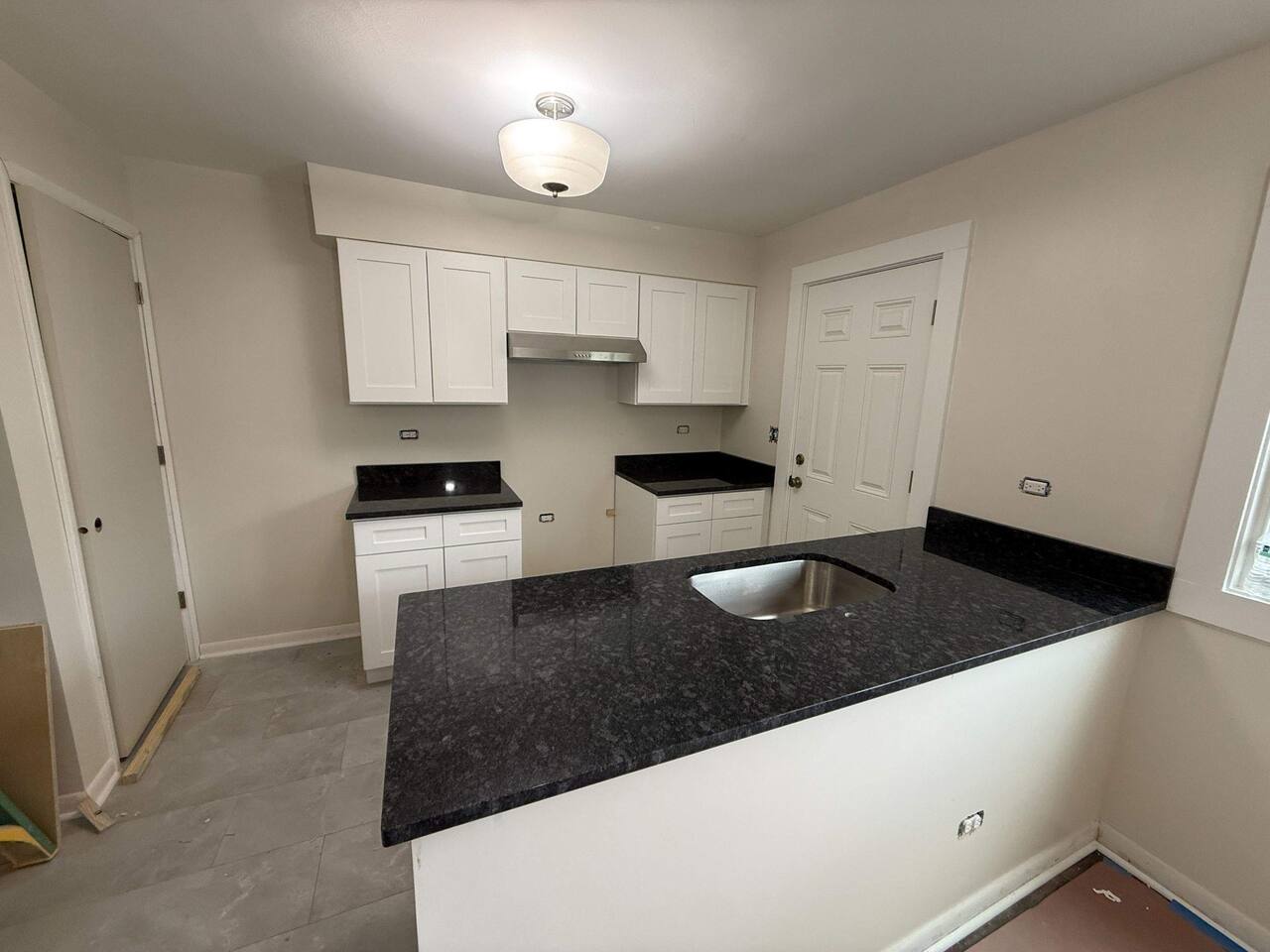 The Western Commons - Unit 2 🏡 3 BR Private Laundry Newly Renovated
