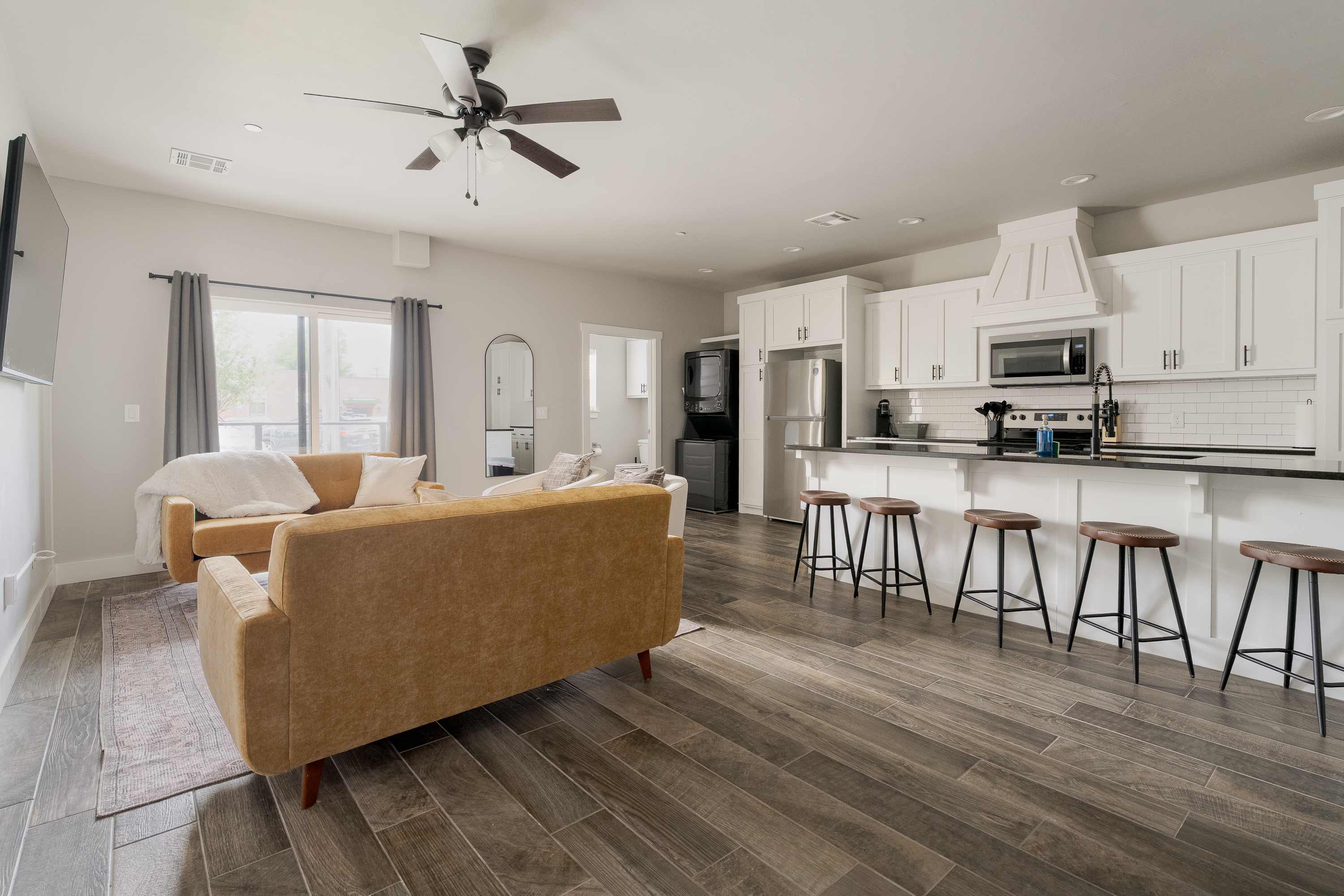 Modern 3BR near UCO |2 Kings+3.5 Baths + Balcony