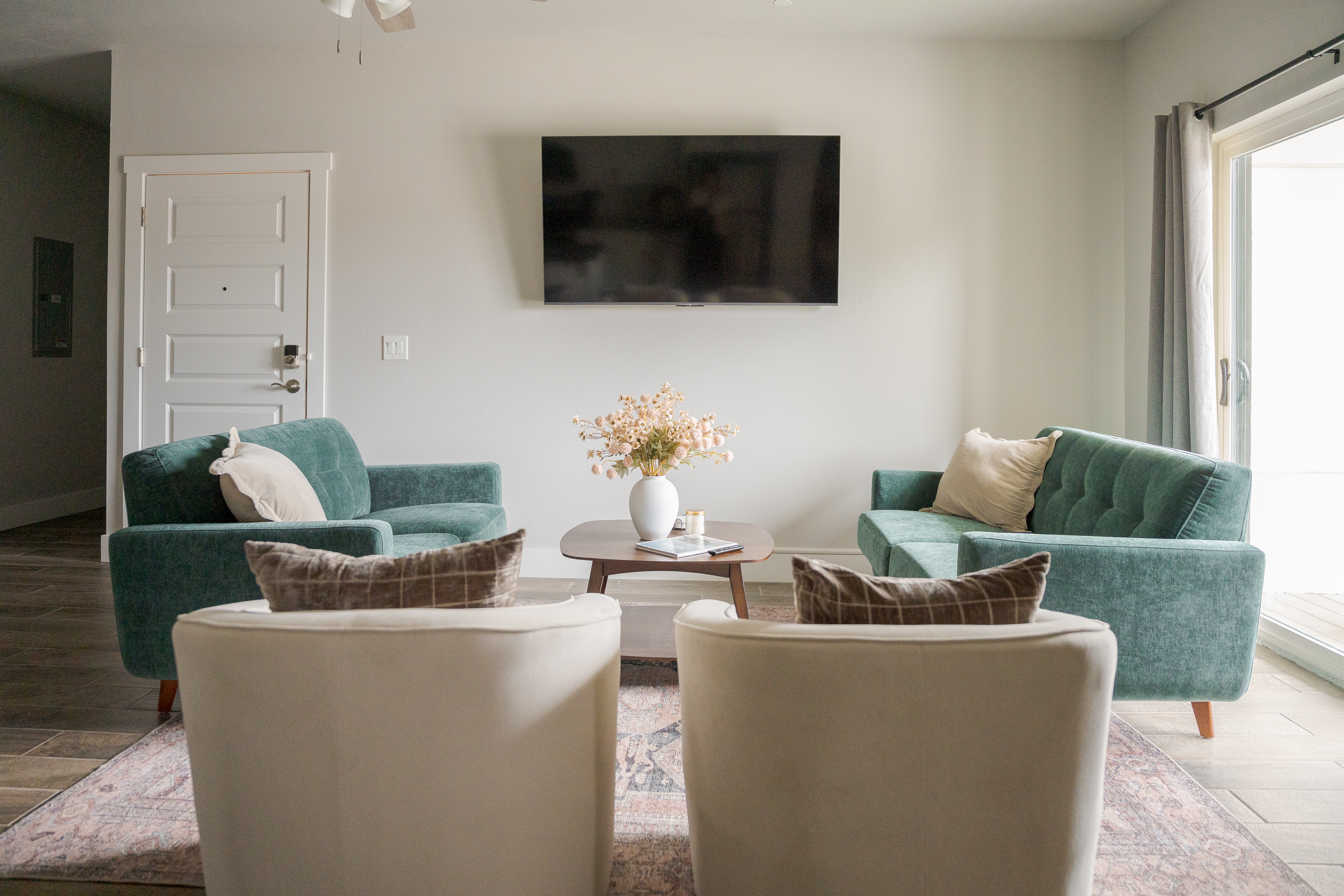 E East: 9BR near UCO | 6 King +10.5 Bath+Balconies
