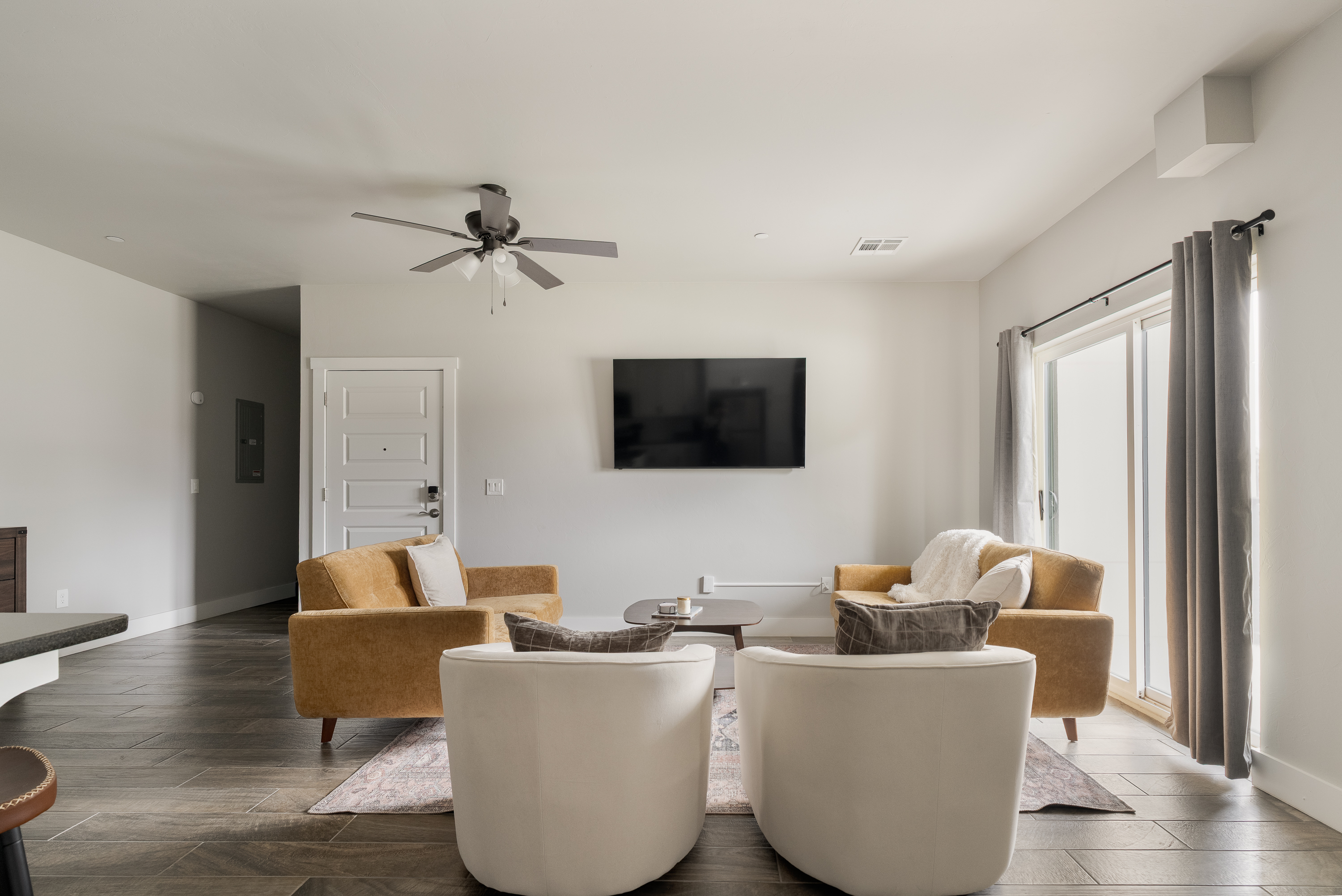 E101/102: 6BR near UCO |4 Kings+7 Baths + Balcony