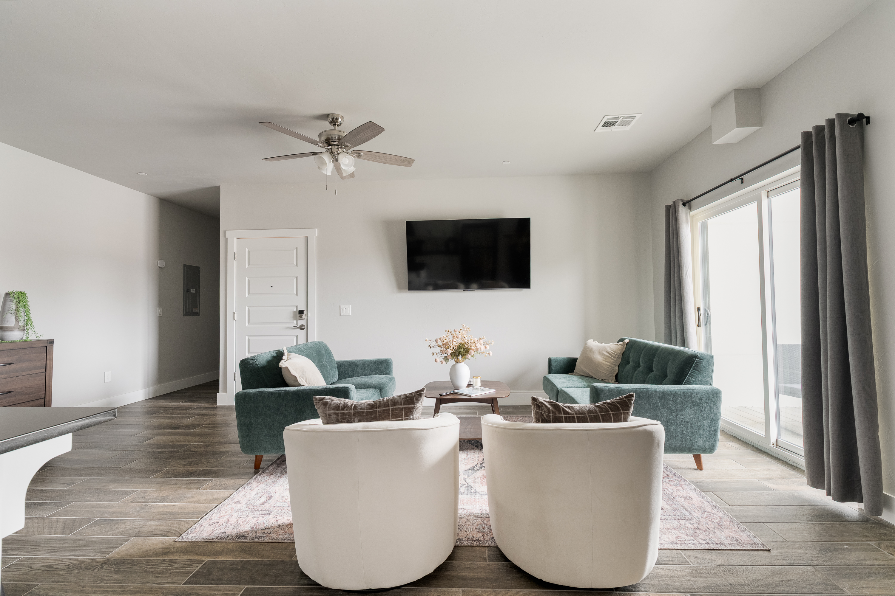 E West: 9BR near UCO | 6 King +10.5 Bath+Balconies