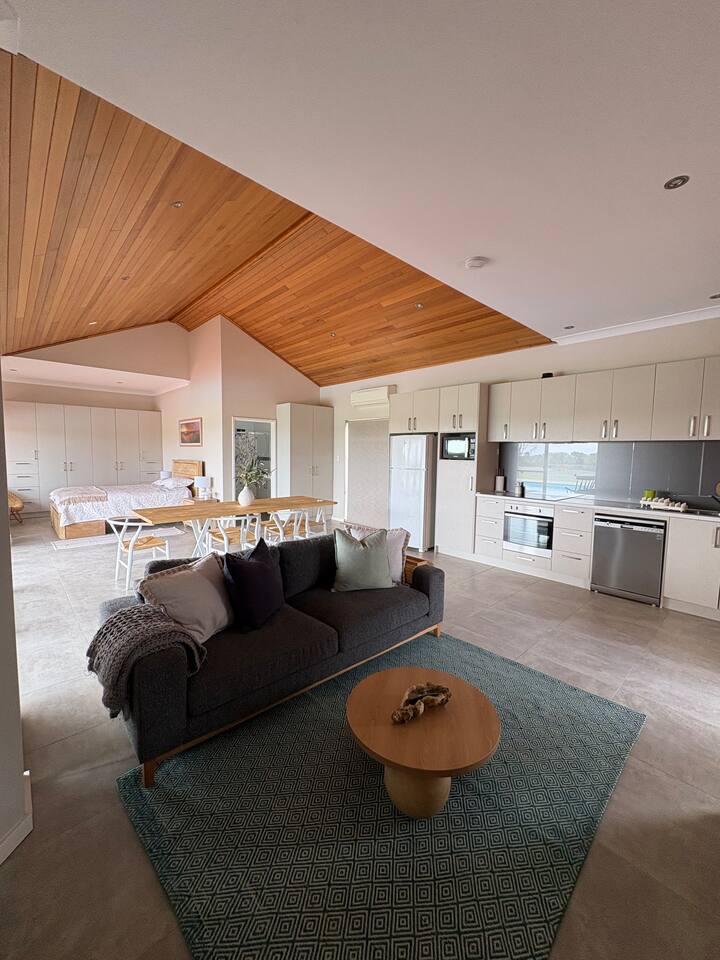 Wonnerup Beach Manor Pool House