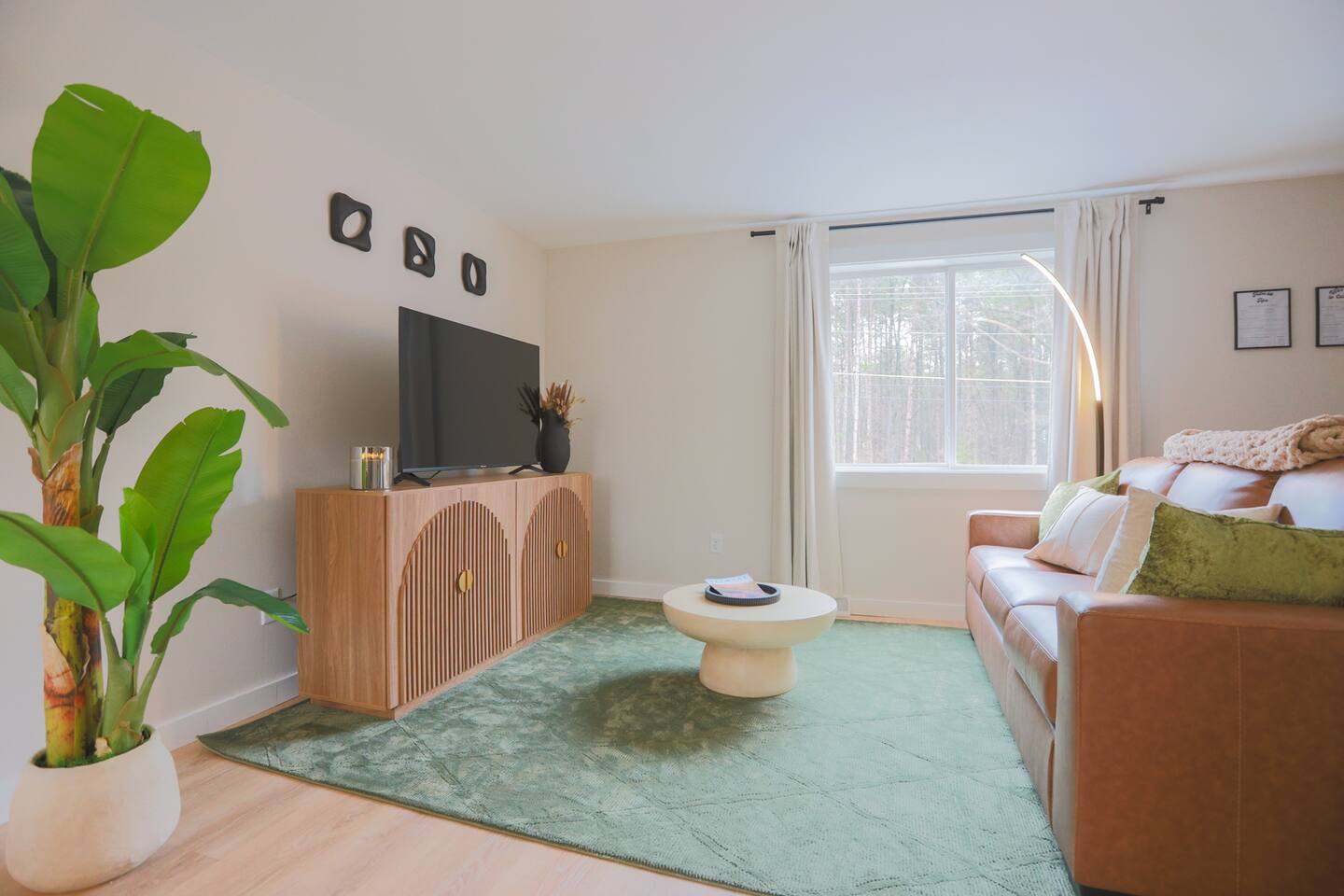 Shoreline Scandi Suite | Townhouse Near Trails