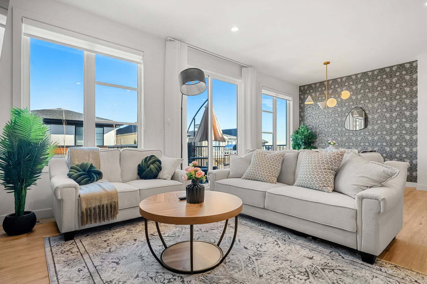 * Calgary Gem | Modern Home w/ Patio + BBQ *