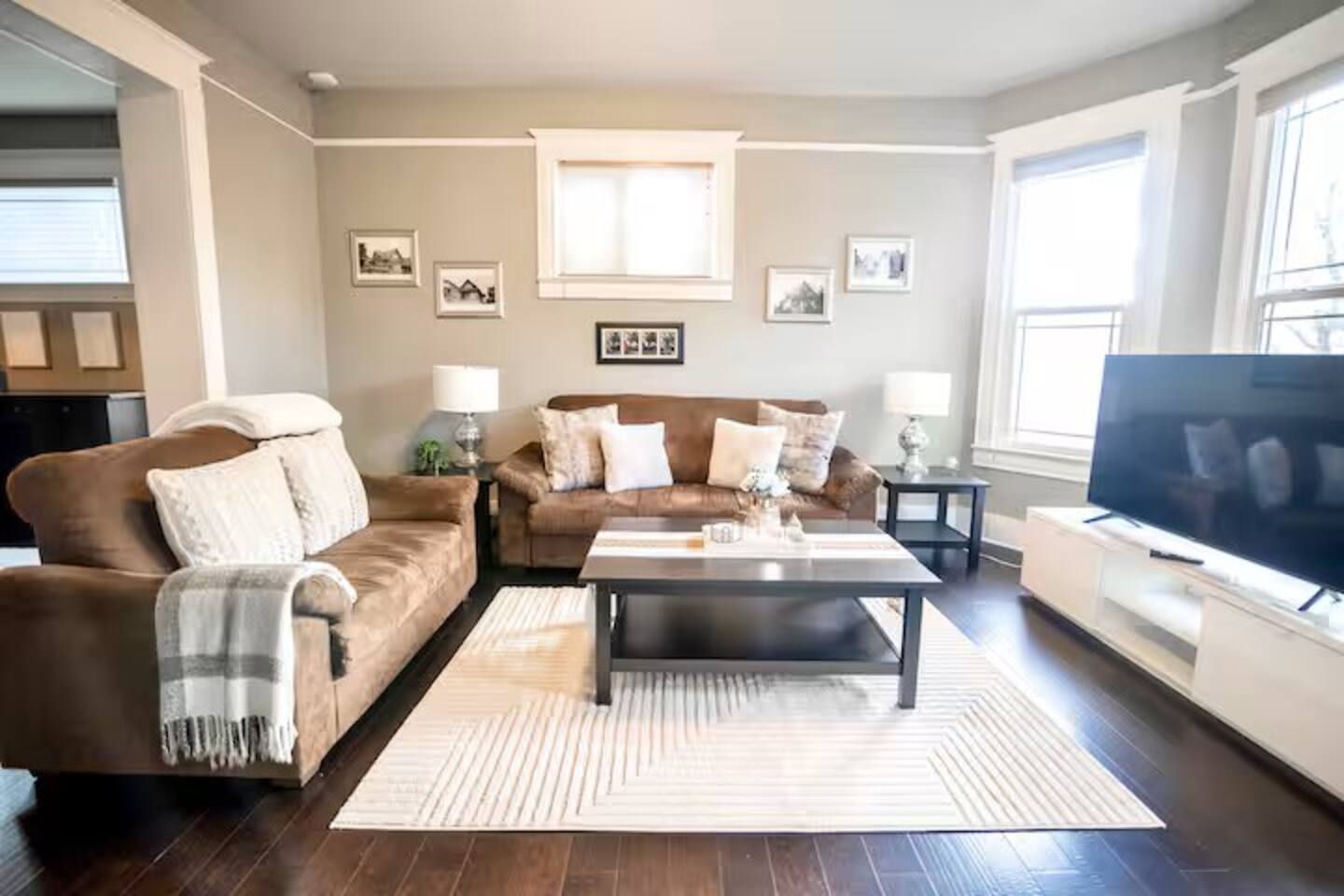 Cozy Seattle Charmer~Mins to City~Yard~Sleeps 12
