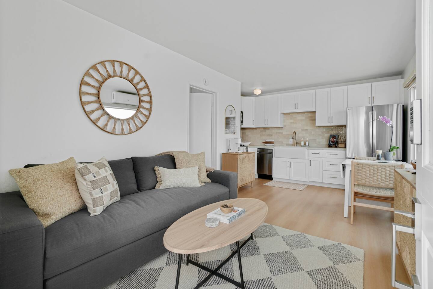 Beachside 1BR Escape | King Bed +Full Kitchen