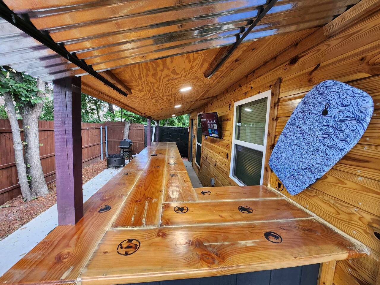 Blues Bar 10 beds BBQ Pit Walk 2 Stadiums!