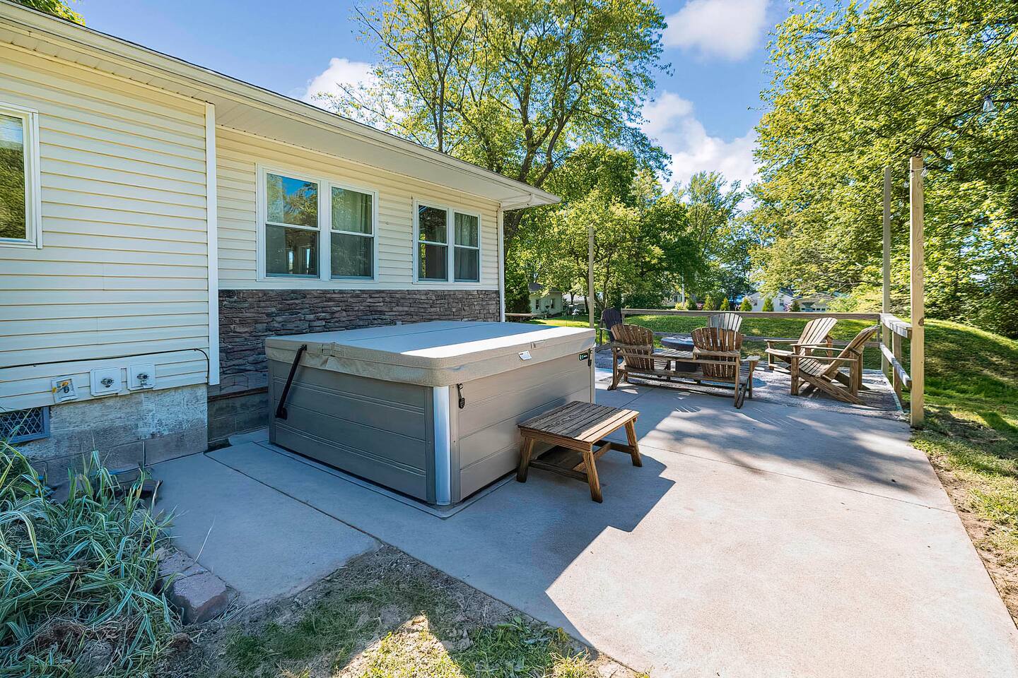 Lake Erie Compound | Beach | Hot Tub | Sleeps 18