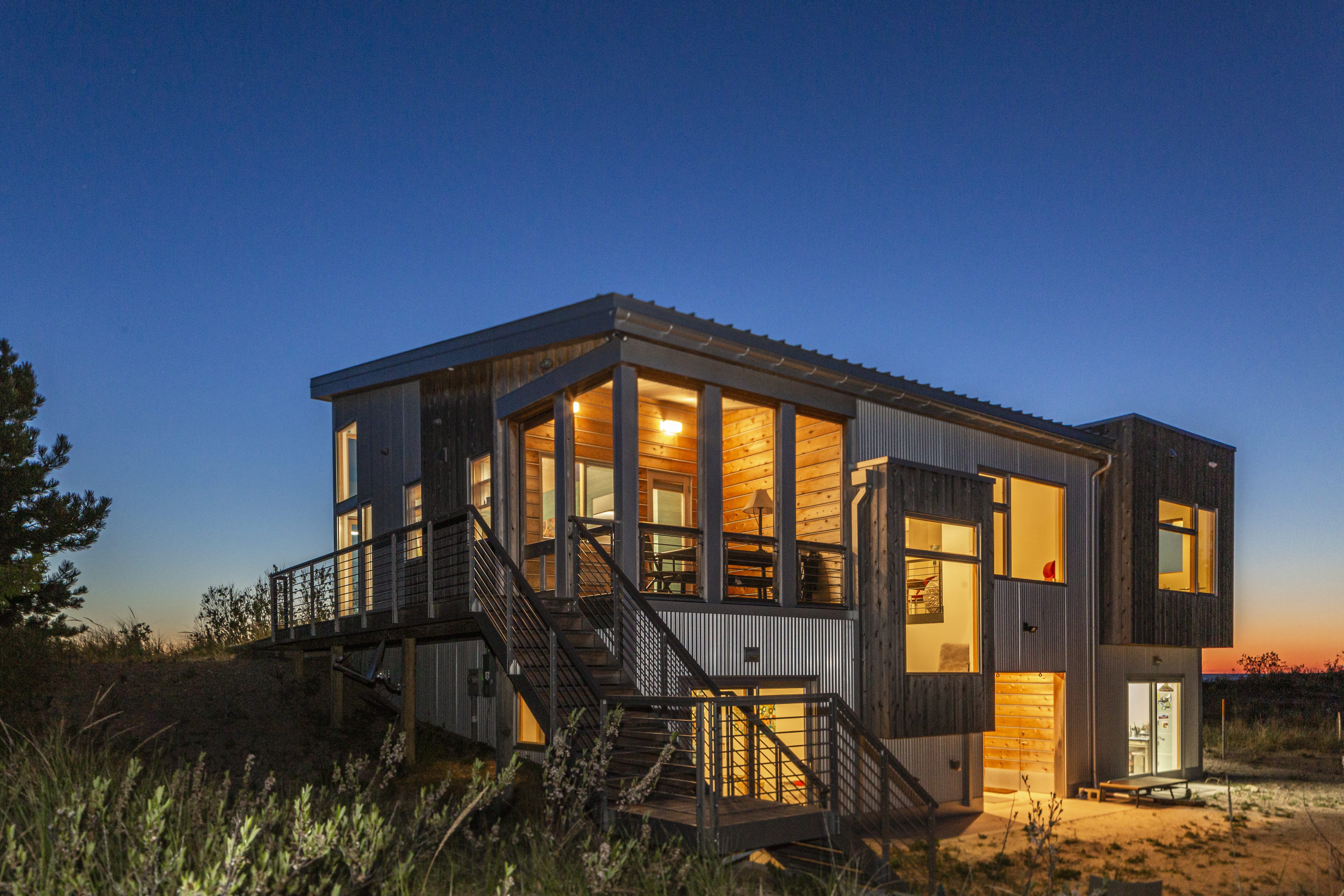 Waterfront Art Retreat, Private Beach,Pet-Friendly