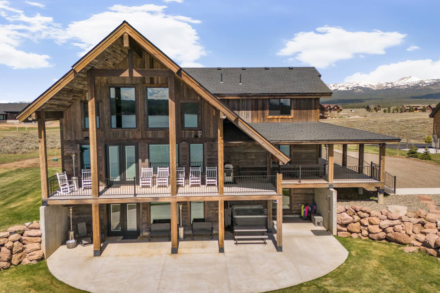 Stillwater Haven: Lakefront w/dock, 6 suites, YNP