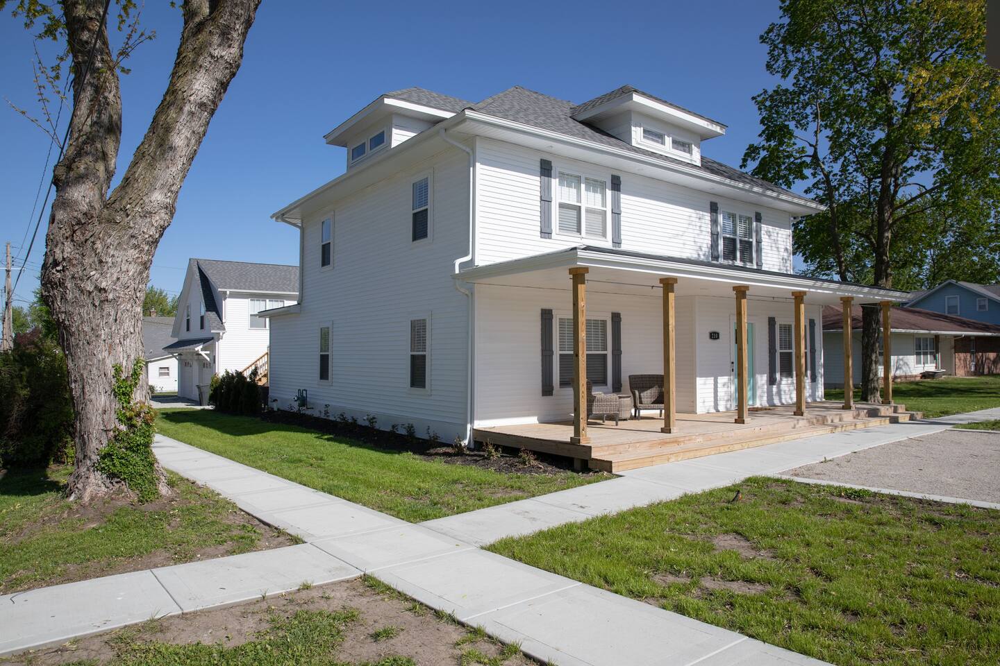 Lovely 5 BR Home 1 Block to MSQC - Sleeps 12+