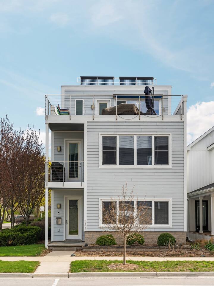 Sunny Retreat | Bay Views | Walk Downtown + Beach