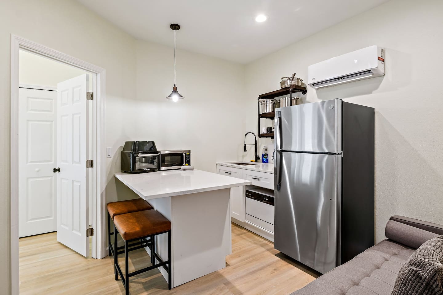 10 min to St Pete Beach w/ Parking - 1BD 1BA Micro