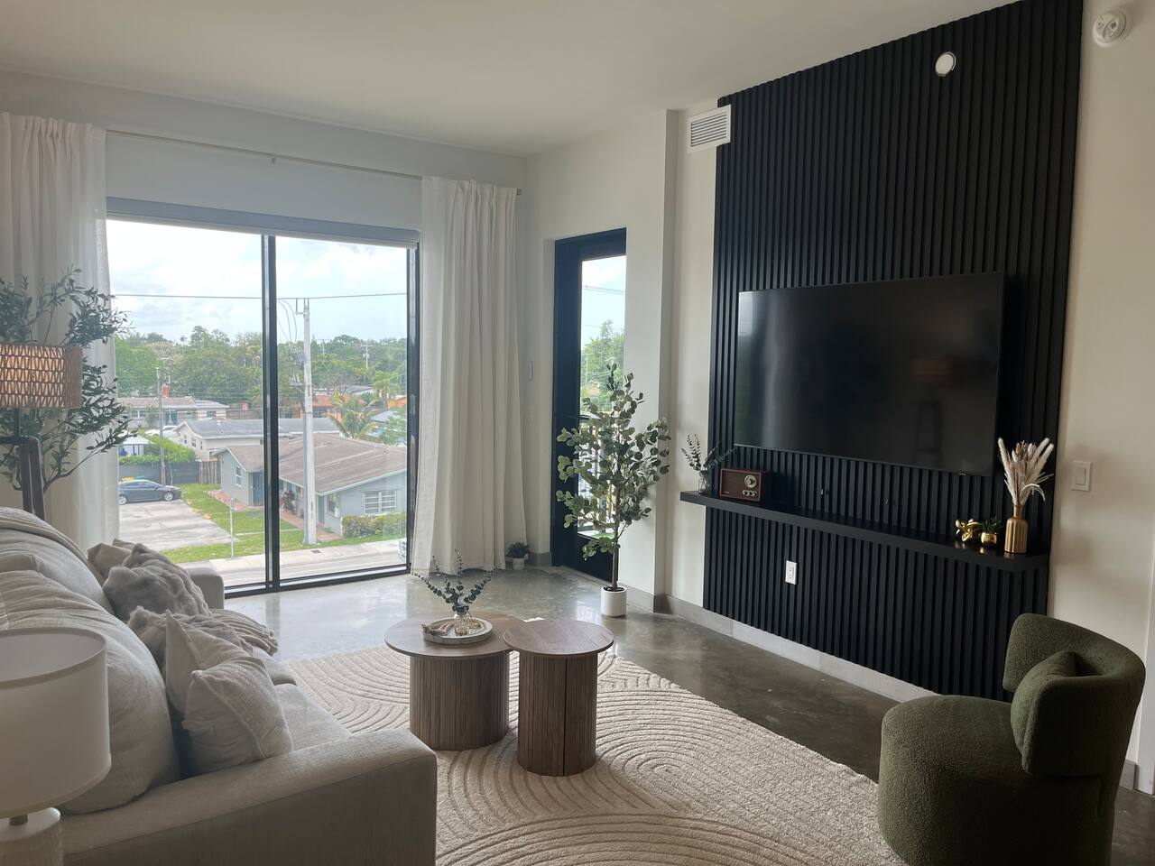{Golden Seabreeze} ~ Gym ~ Pool ~ Free Parking