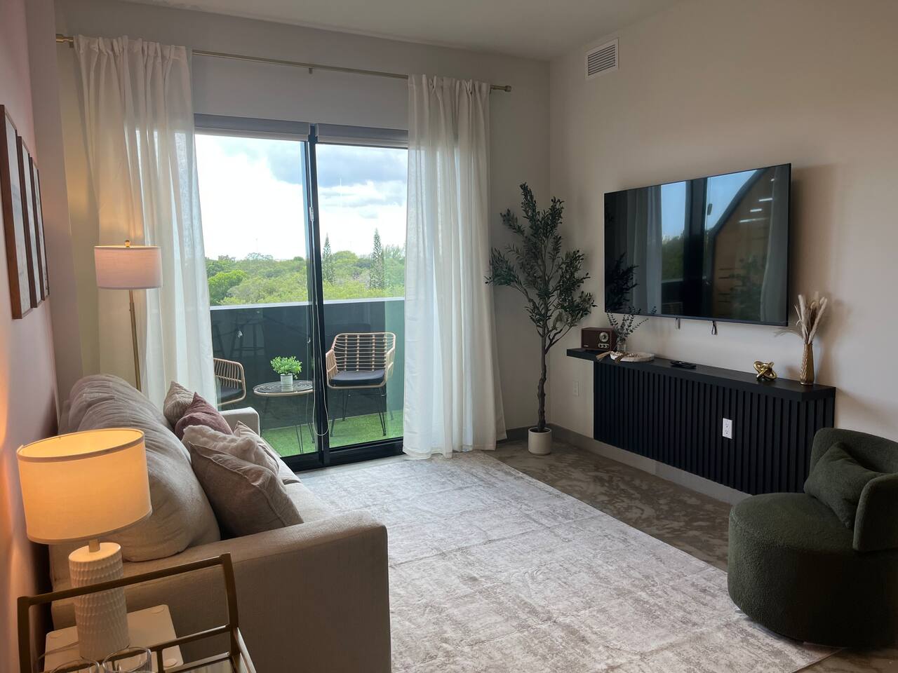 {The Rosé Penthouse} ~ Gym ~ Pool ~ Free Parking