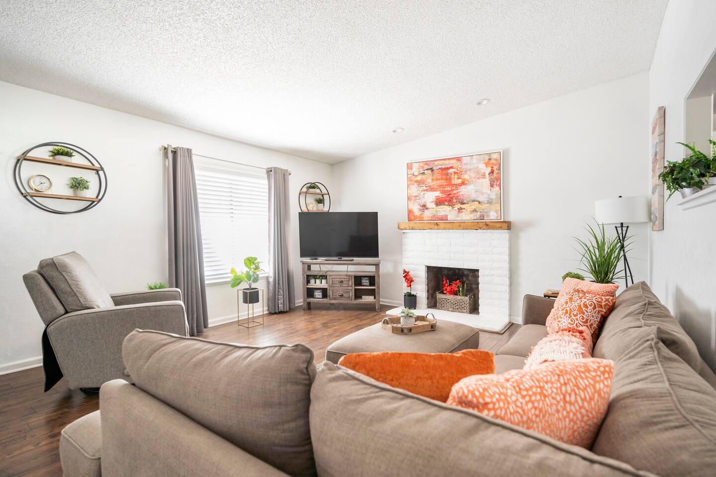 Vegas Home Base:2-Gig WiFi, 3BR, Garage, MTM Stays