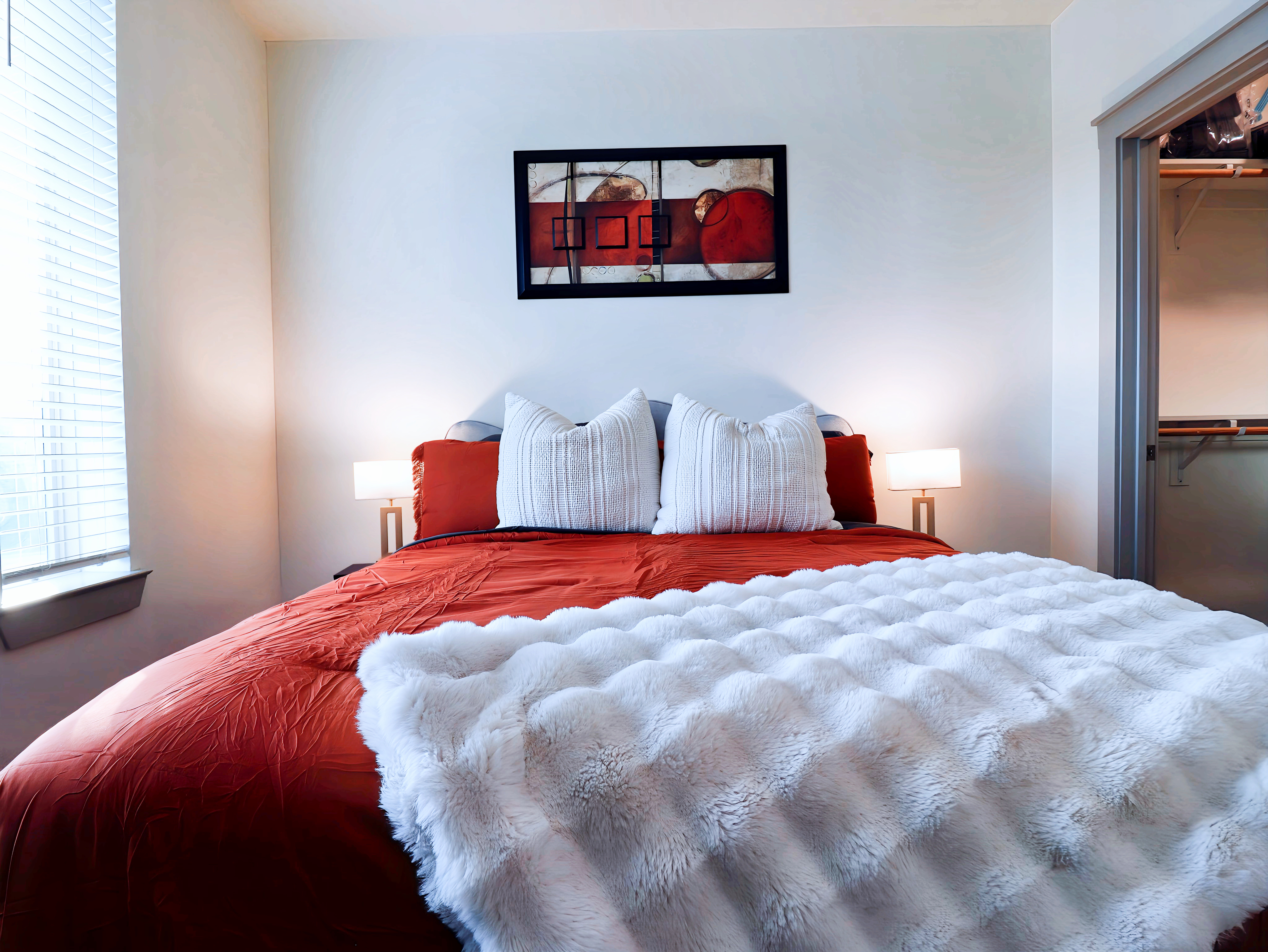 Modern Balcony Stay in Addison| Pool+Parking