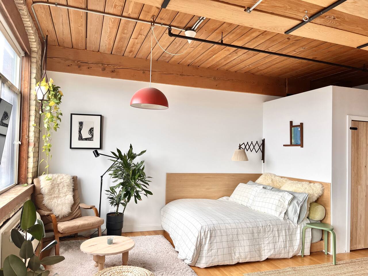 Stylish Toronto Loft • Walk to Cafes & Shops