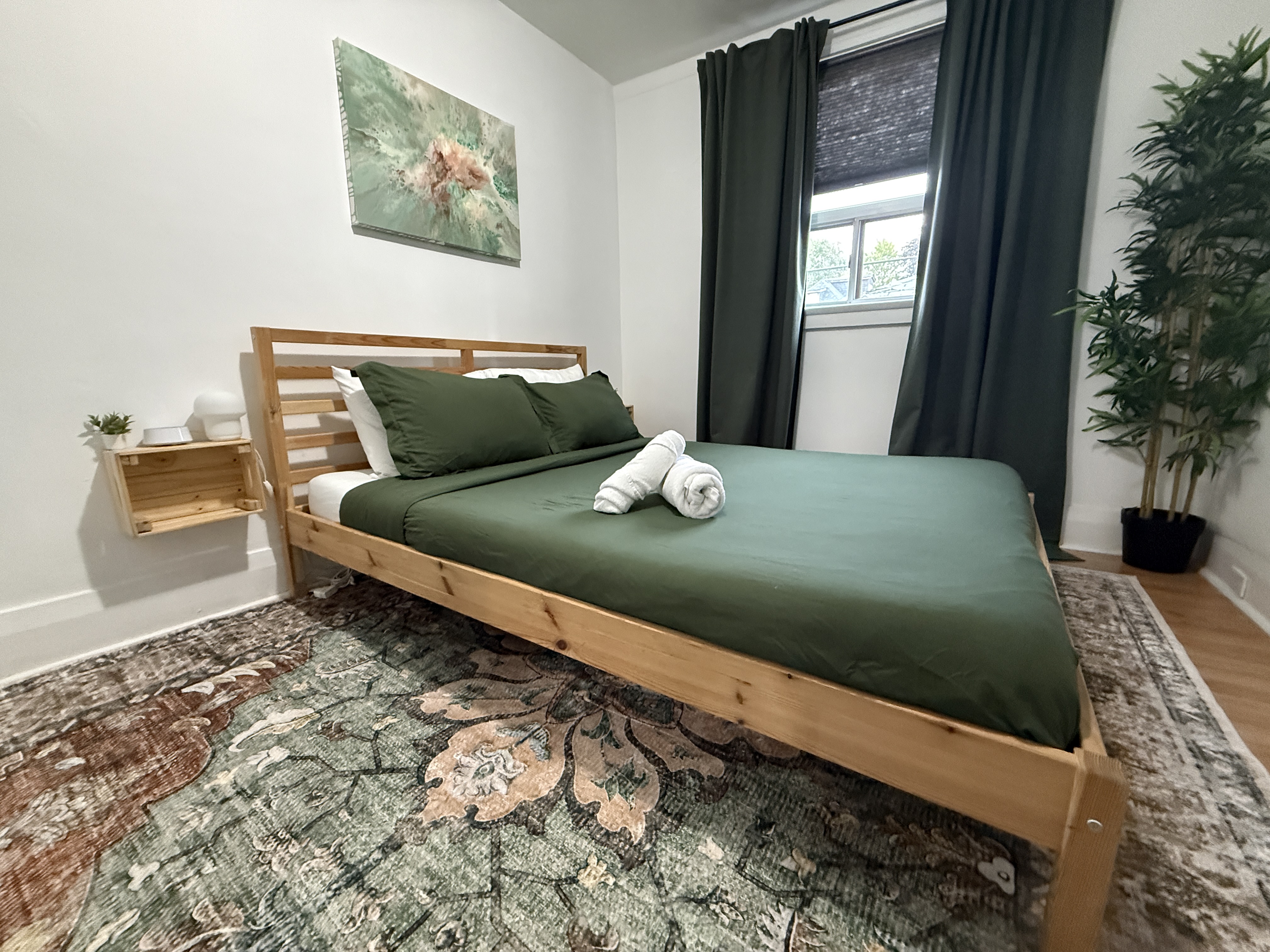 Private Room + Bath, 2 Min to Lansdowne Subway TTC
