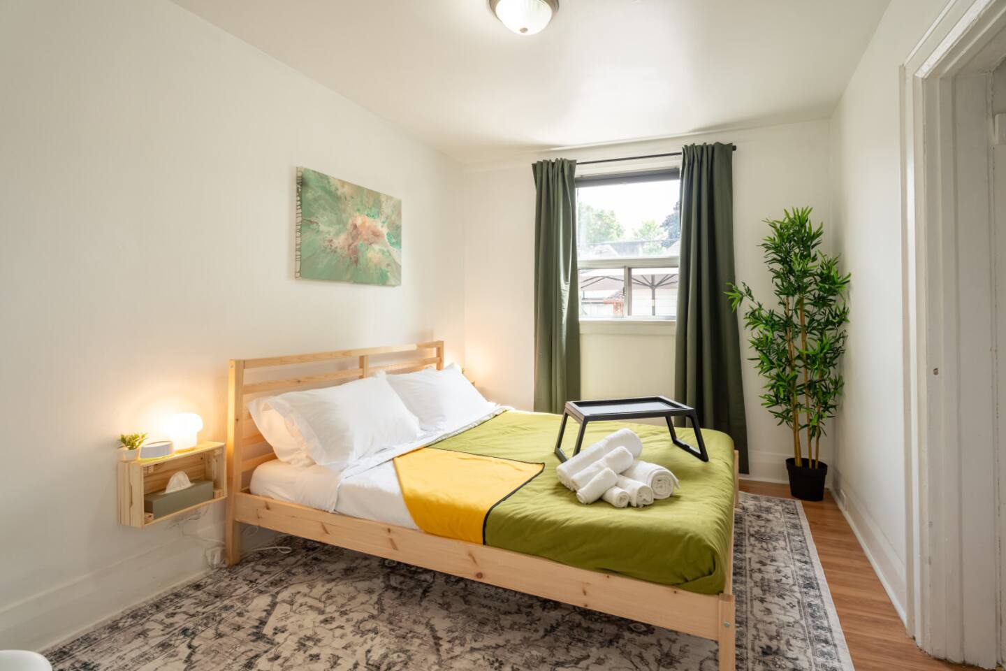 Private Room + Bath, 2 Min to Lansdowne Subway TTC