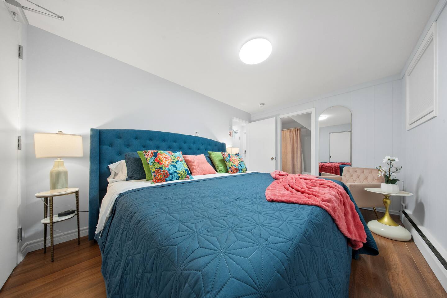 Stylish 1BR Suite, King Bed, 5 Min to Downtown