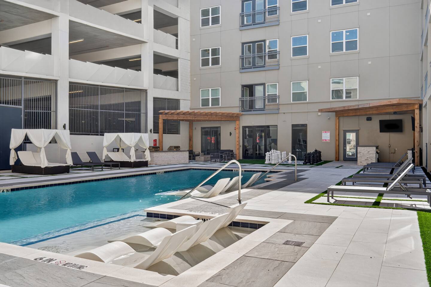 Uptown 2BR | Shops, Dining, Katy Trail, Parking