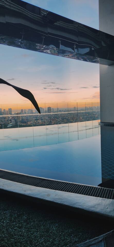 Corner 1BR • 2 Balconies • Pool • Mall Below