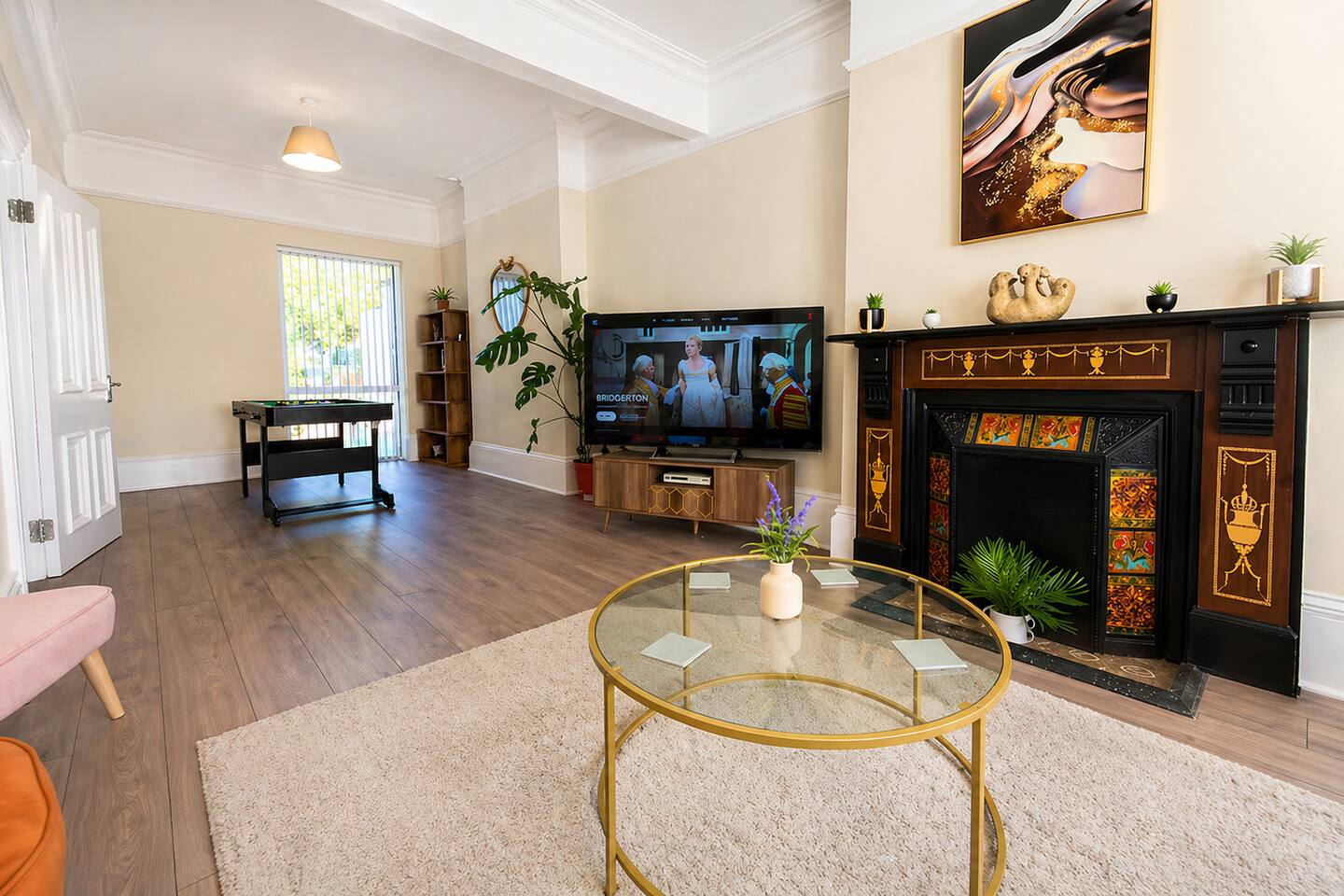 Spacious 4-Bed Contractor House with Parking