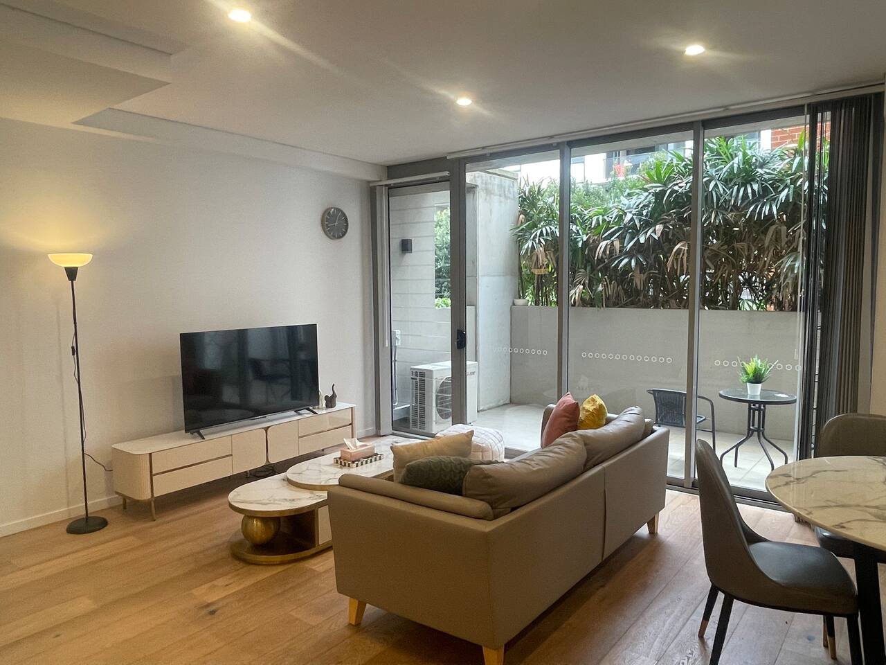 Urban 3BR Stay at Rosebery Close to the City