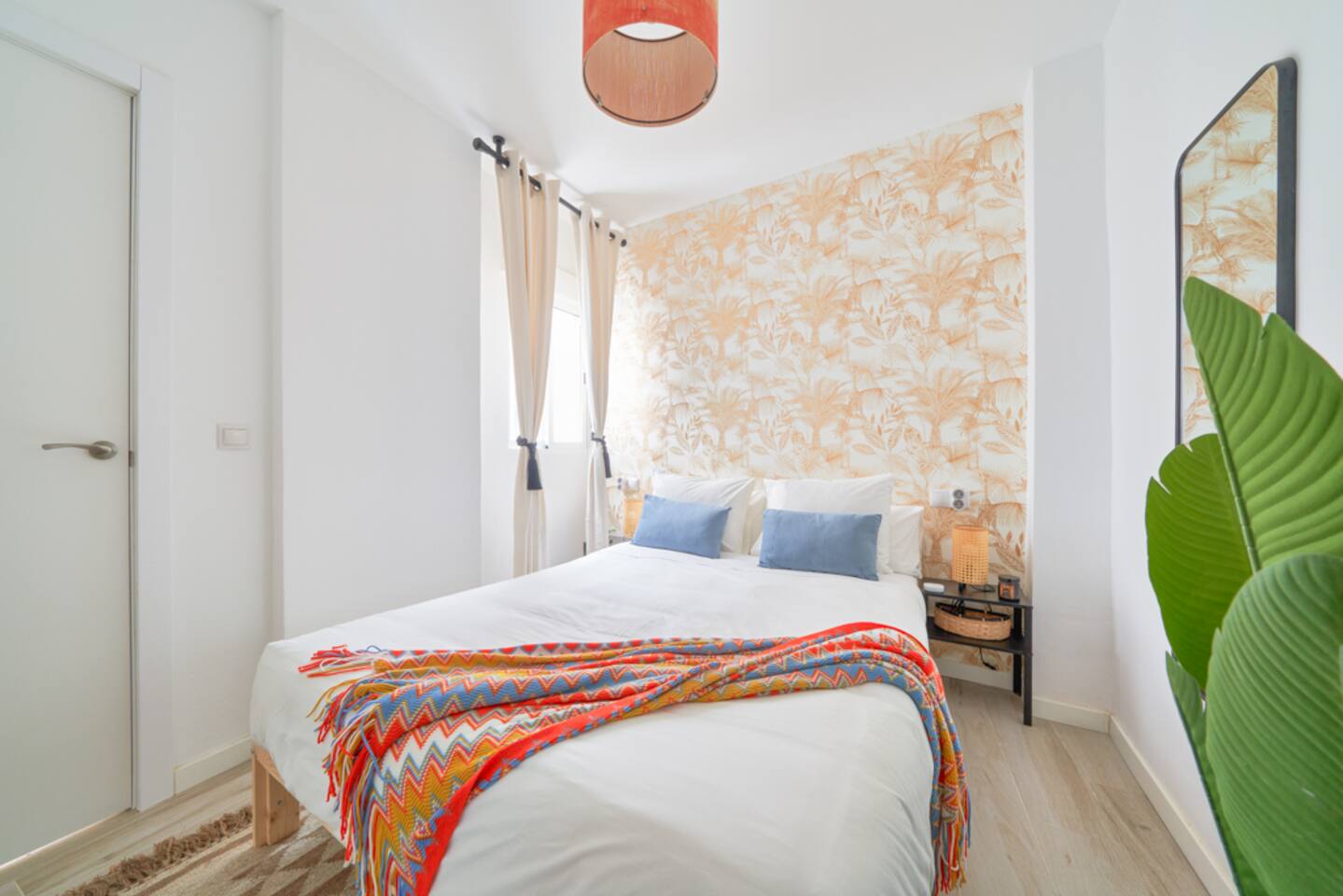 Modern flat with Andalusian patio, 5 min to center