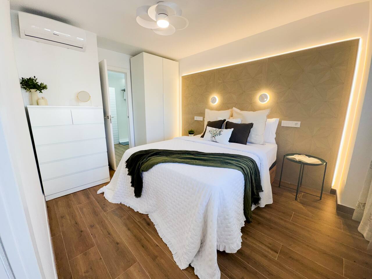 Bright Flat 1 min from Beach with parking