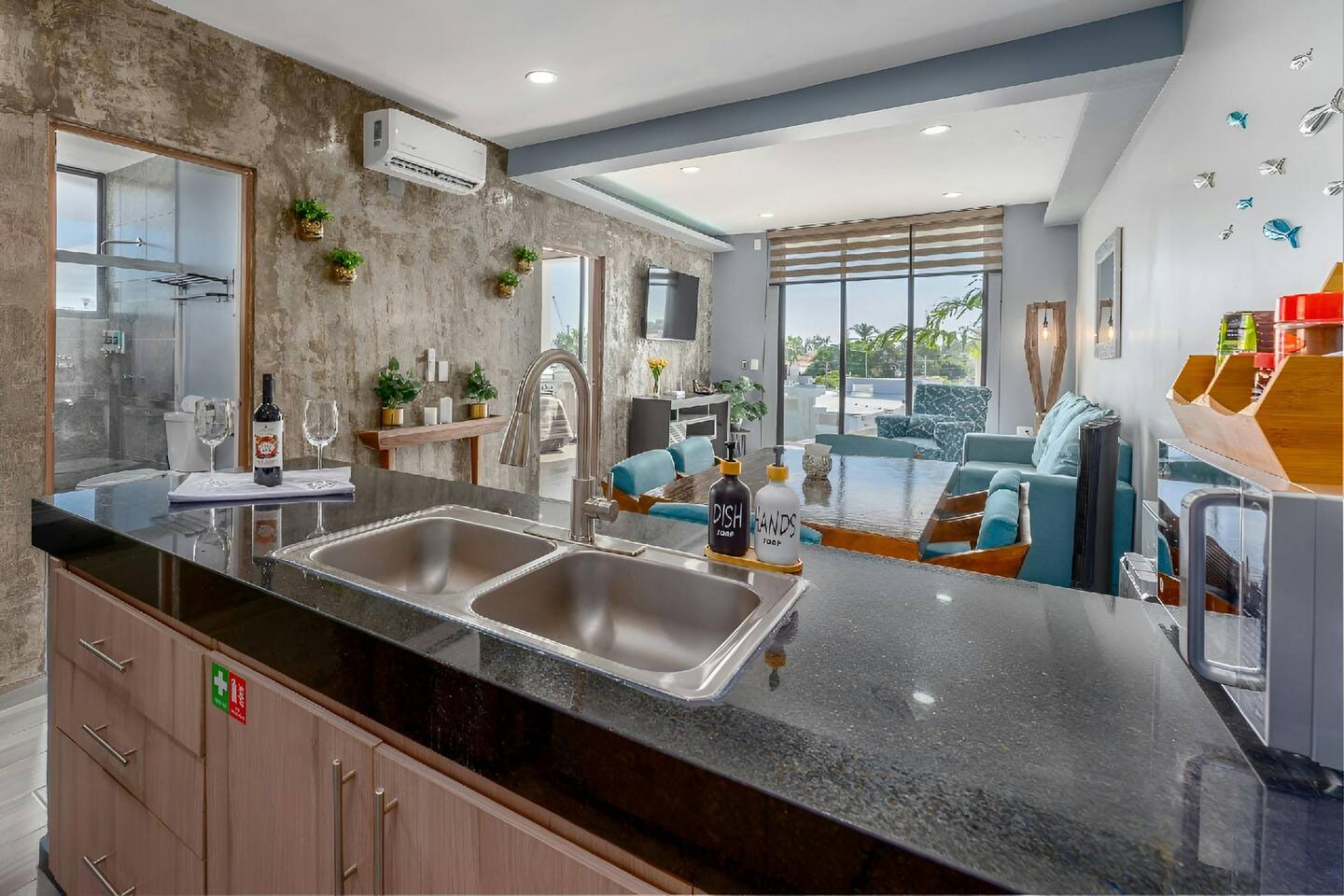 Luxe Modern~5* Area~Near Beach~Pool~BBQ~King Bed