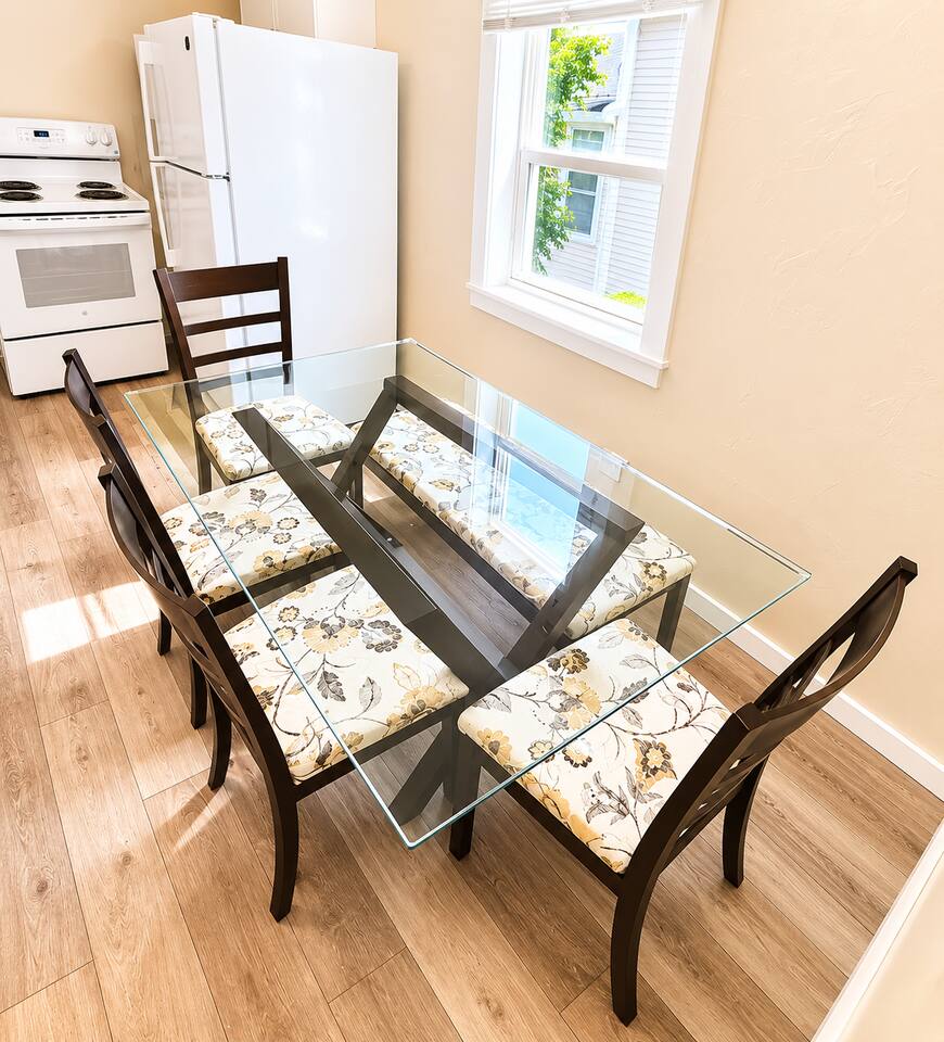 Spacious & Bright 3BR Getaway Near Everything - Holiday Home