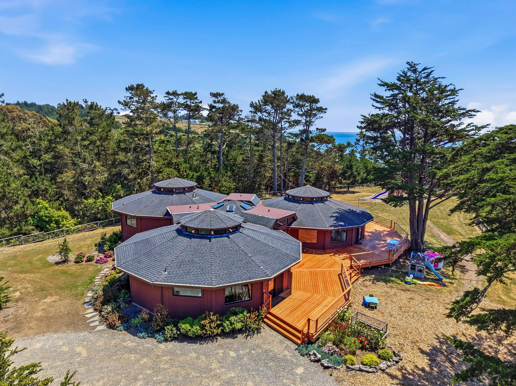 Architectural Coastal Retreat with Expansive Views