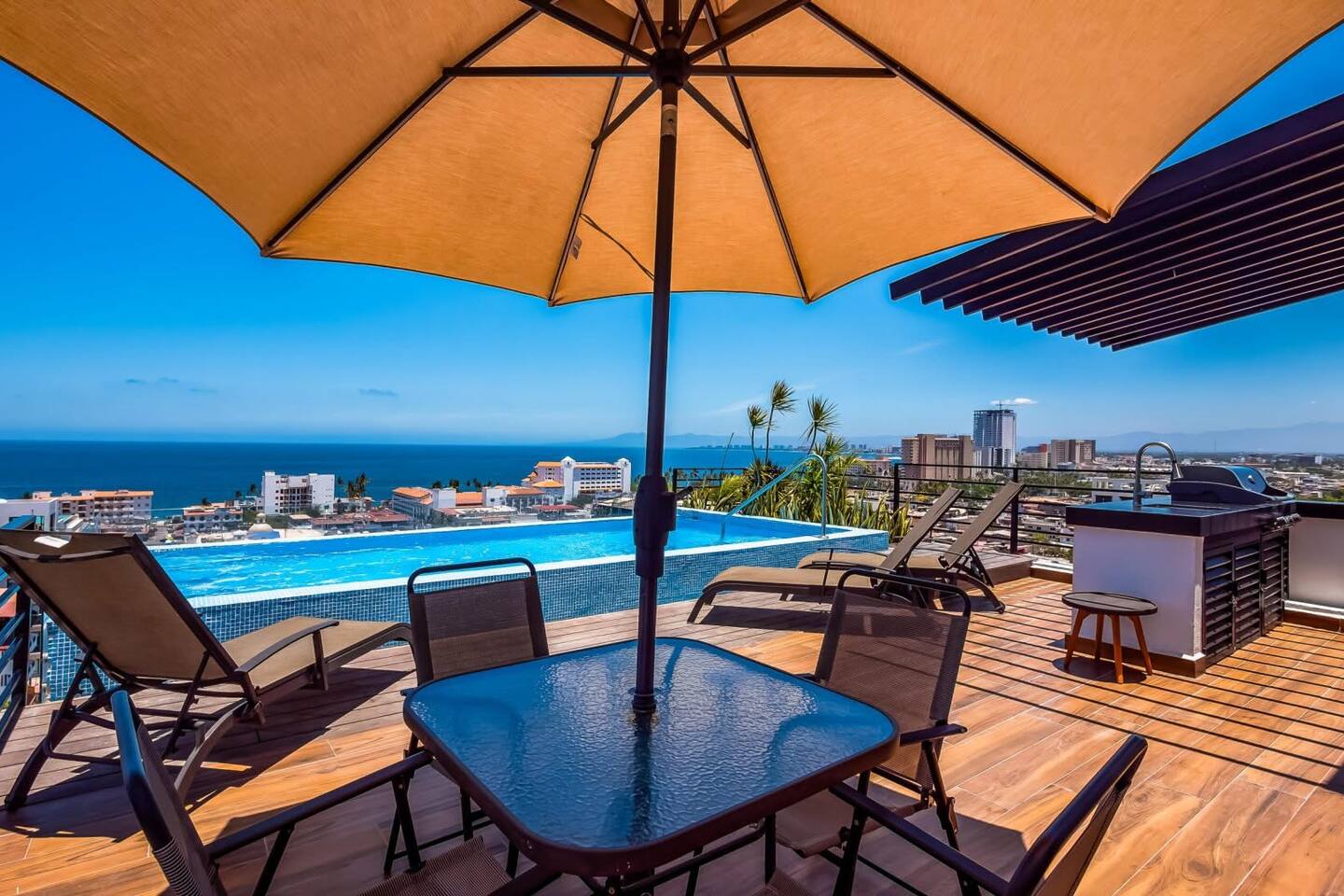 Beachside Gem w/ Rooftop Pool & BBQ @ Colibri Loft