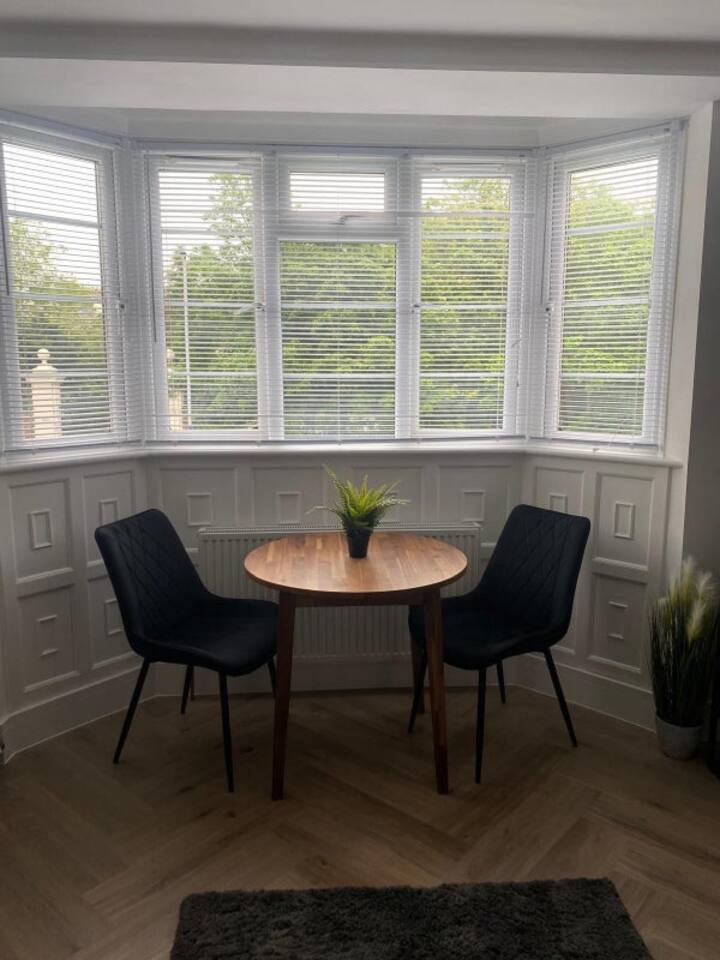 5 mins to station | No shared walls of Bedrooms