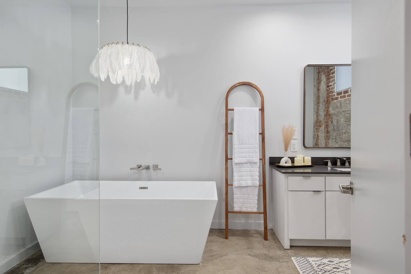 Trendy Dntown Loft, Walkable, Game Rm, Soaking Tub