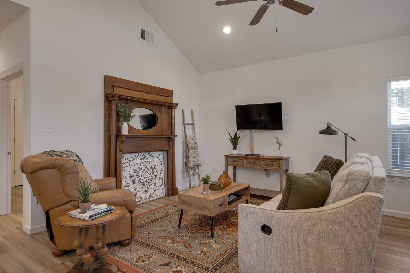 Freetown Farmhouse | Modern 3BR w/Big Kitchen