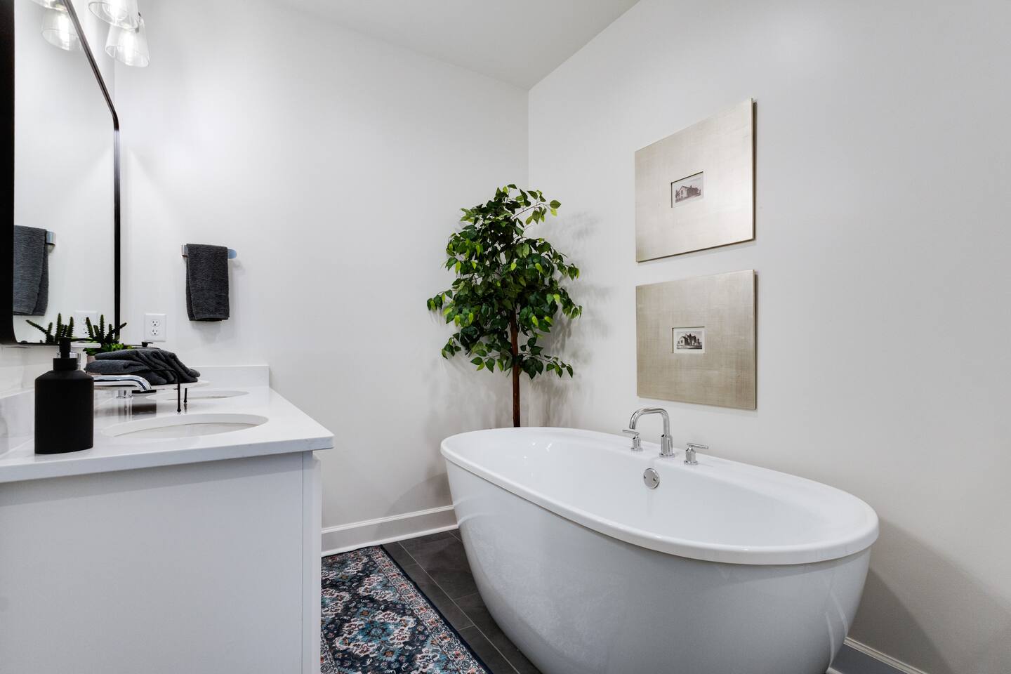 Townhaus 403 | 2BR w/ Balcony & Soaking Tub