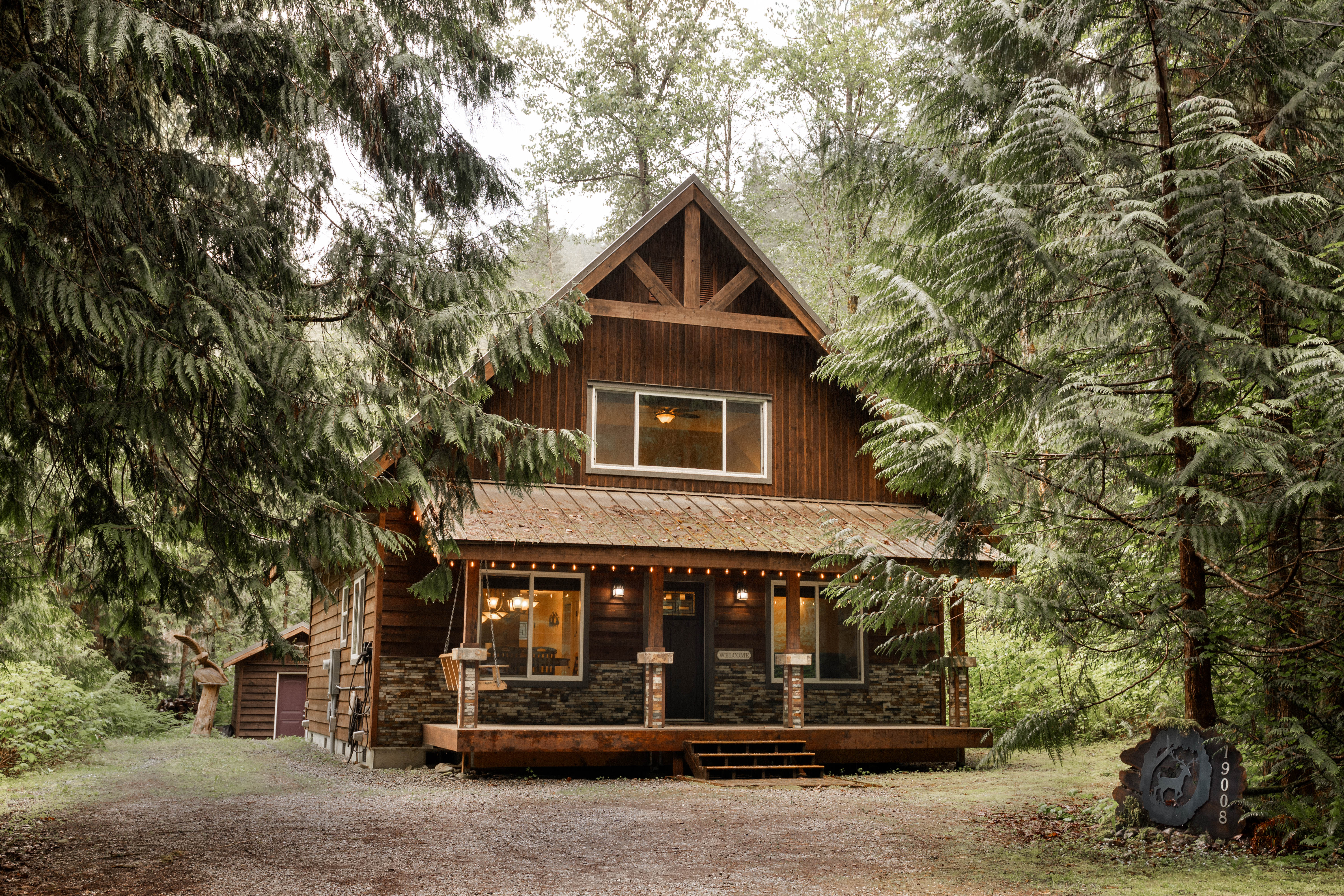 Mt Baker Cabin | Hot Tub, EV Charger & Dogs
