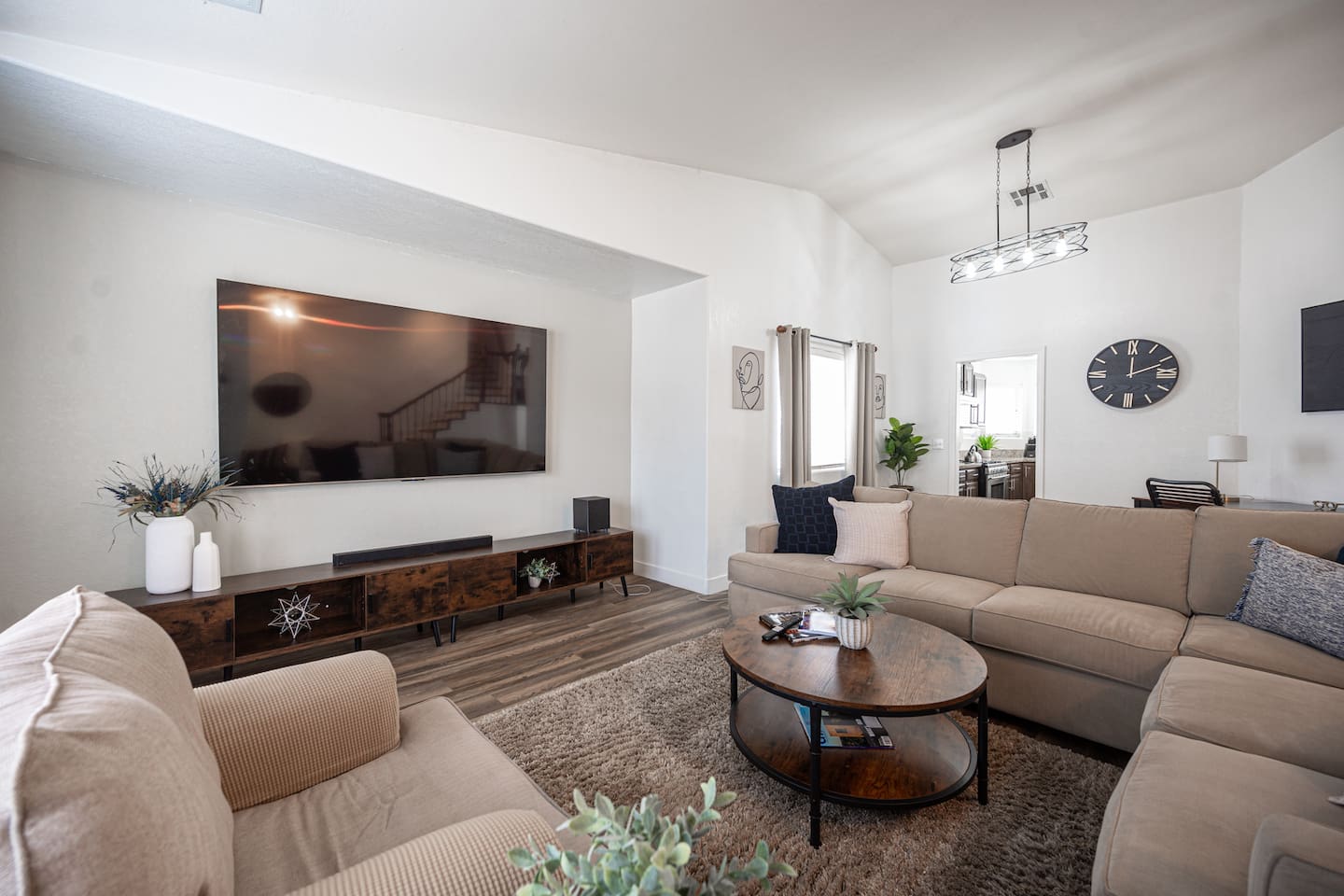 3br Cozy home 5 miles to the strip. fast wifi
