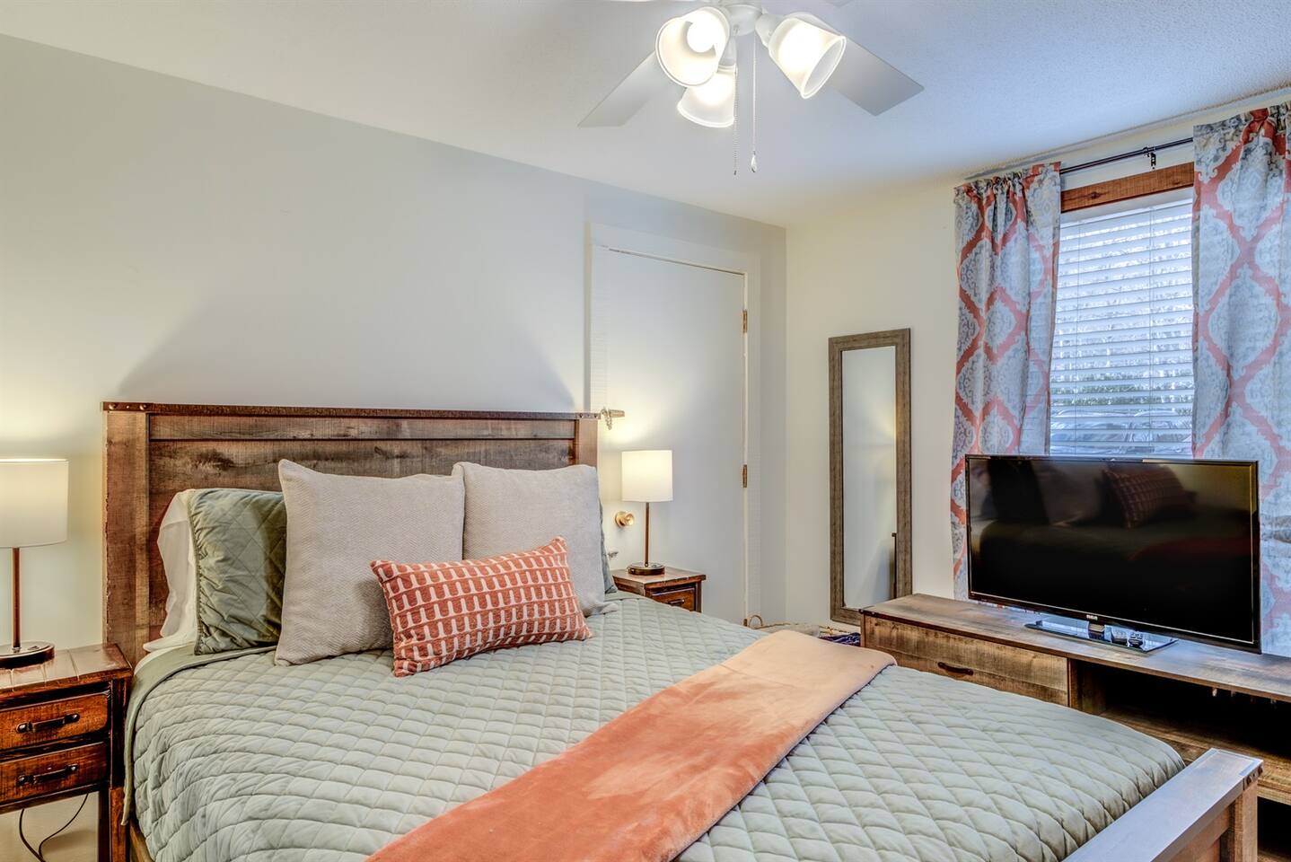 Second bedroom with queen bed