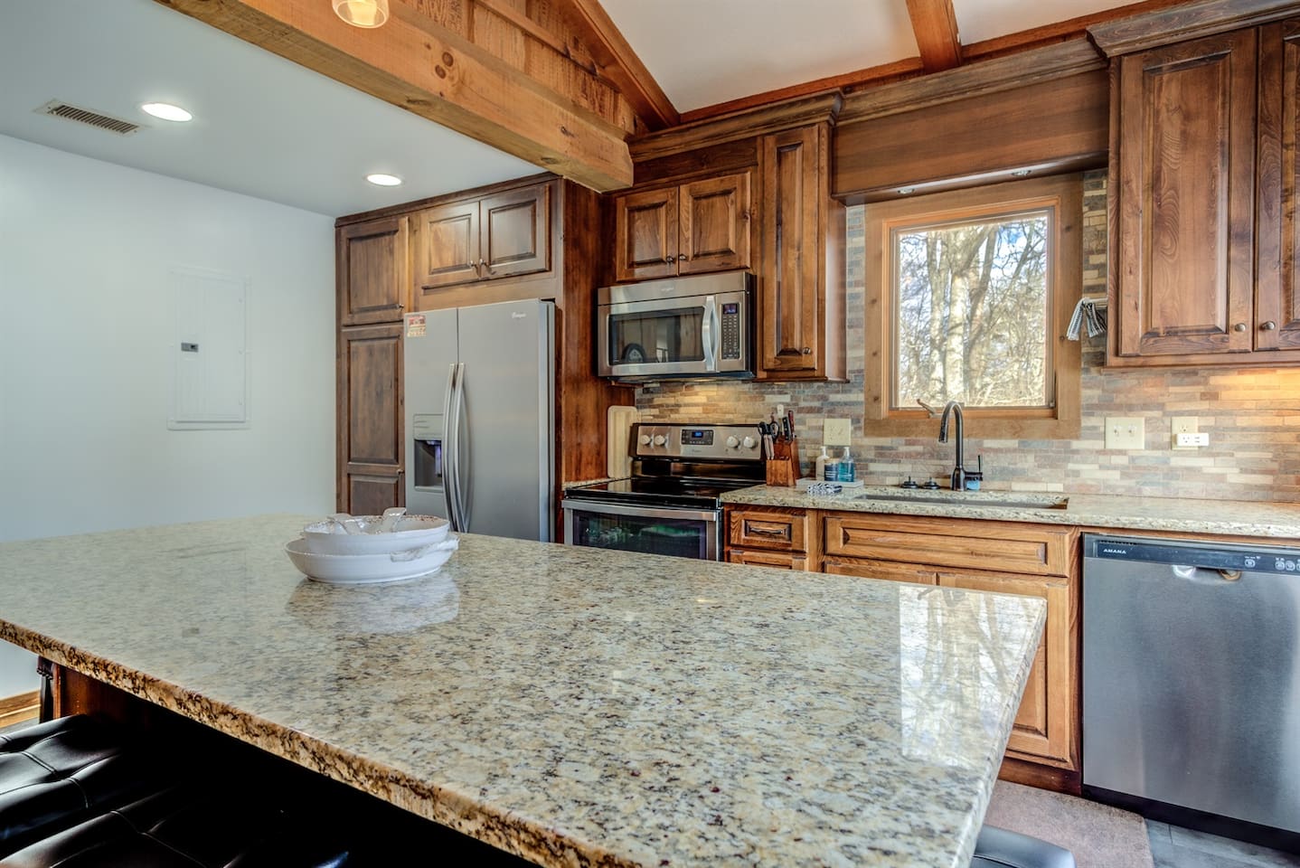 Fully equipped kitchen with granite bar