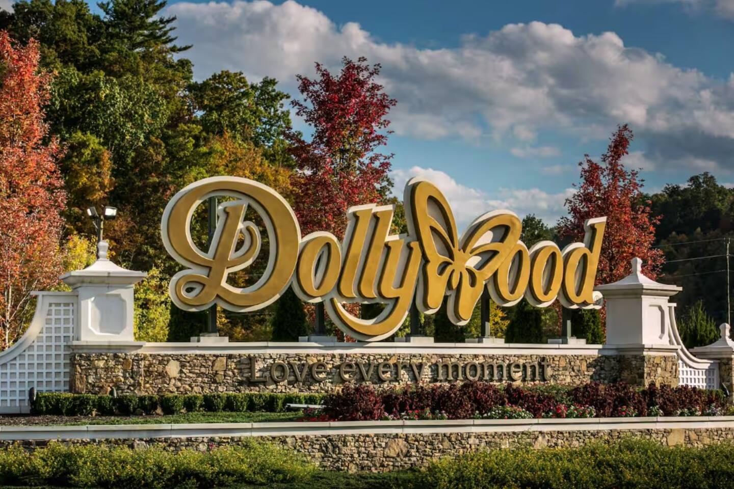 No. 1 theme park in the U.S. Dollywood features amusement park rides, and traditional crafts, food, and music of the Smoky Mountain area. The park hosts a number of concerts and events each year, including appearances by Dolly Parton and others.