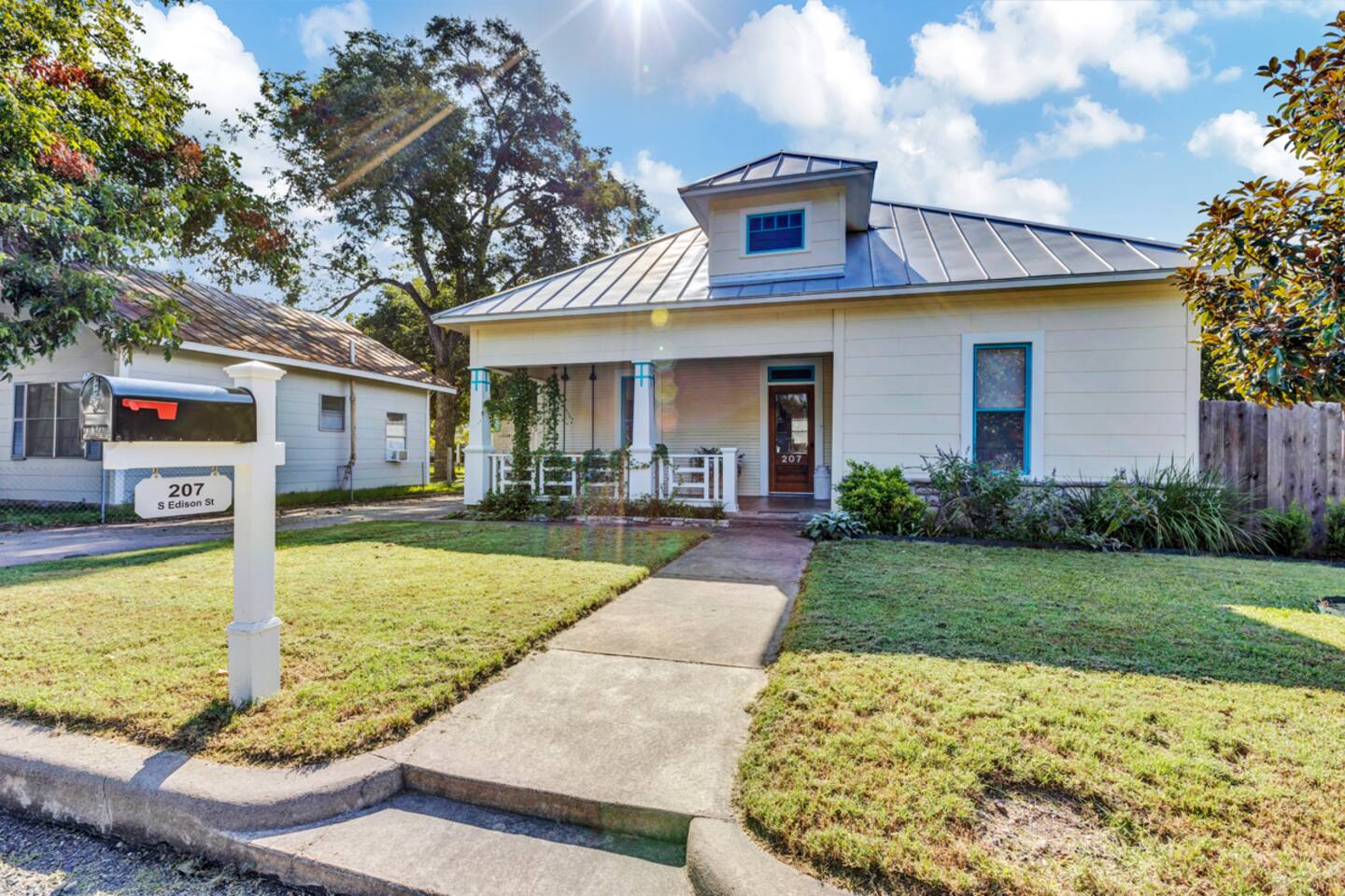 “Henry’s Haus” | Walk to Main | Pet Friendly!