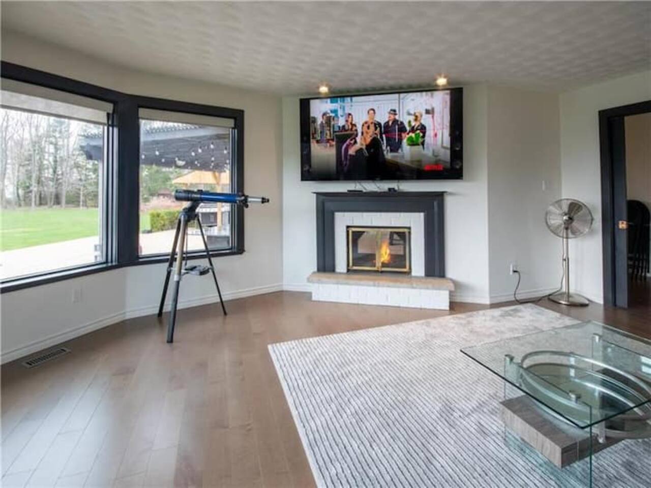 10 Acre Luxury Lakehouse Private Beach TV Room
