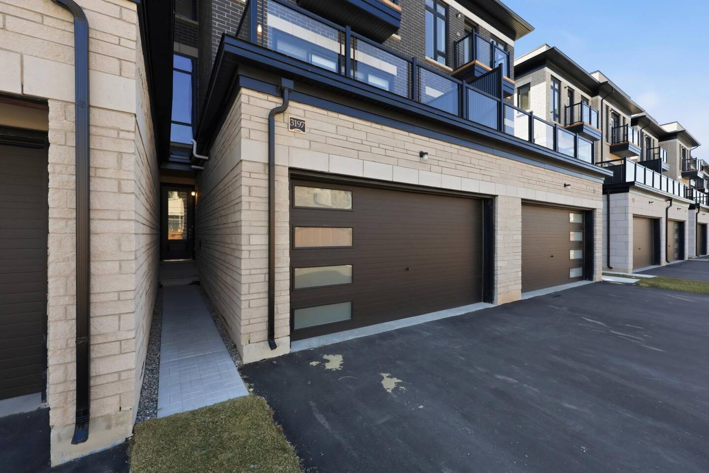 Upscale 2BR Oakville Retreat w/ Parking & Wi-Fi