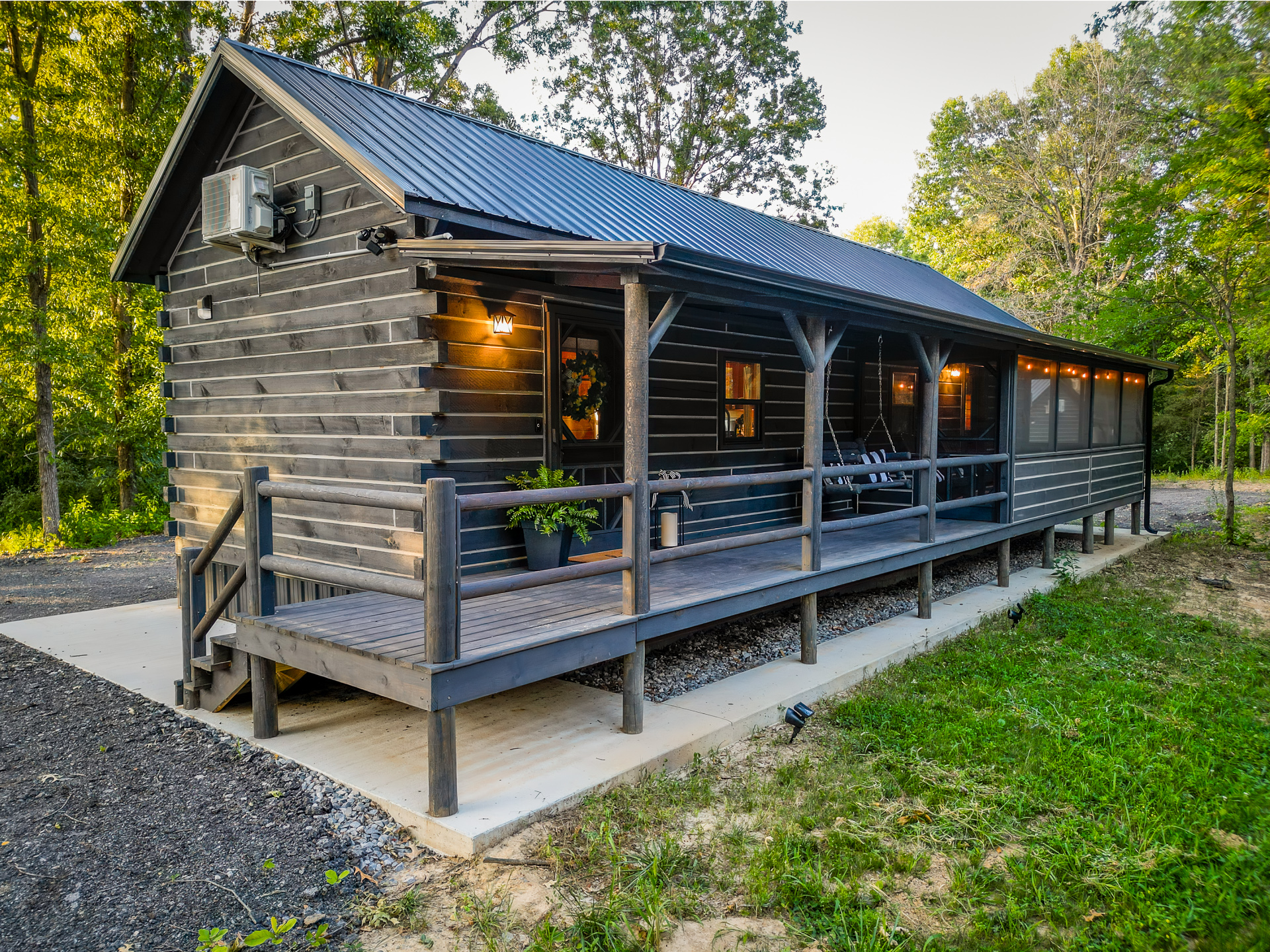 "The Boathouse" Luxury Tiny House close to Oasis!